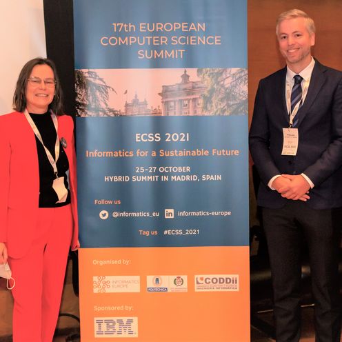 Minerva-Preis 2021 - Prof. Philipp Last (Mitte), Prof. Letizia Jaccheri als Vertreterin des Minerva Award Komitees und Informatics Europe Pr&auml;sident Prof. Enrico Nardelli in Madrid