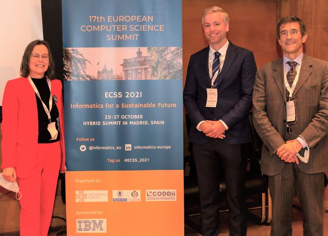 Minerva-Preis 2021 Minerva-Preis 2021 - Prof. Philipp Last (Mitte), Prof. Letizia Jaccheri als Vertreterin des Minerva Award Komitees und Informatics Europe Präsident Prof. Enrico Nardelli in Madrid