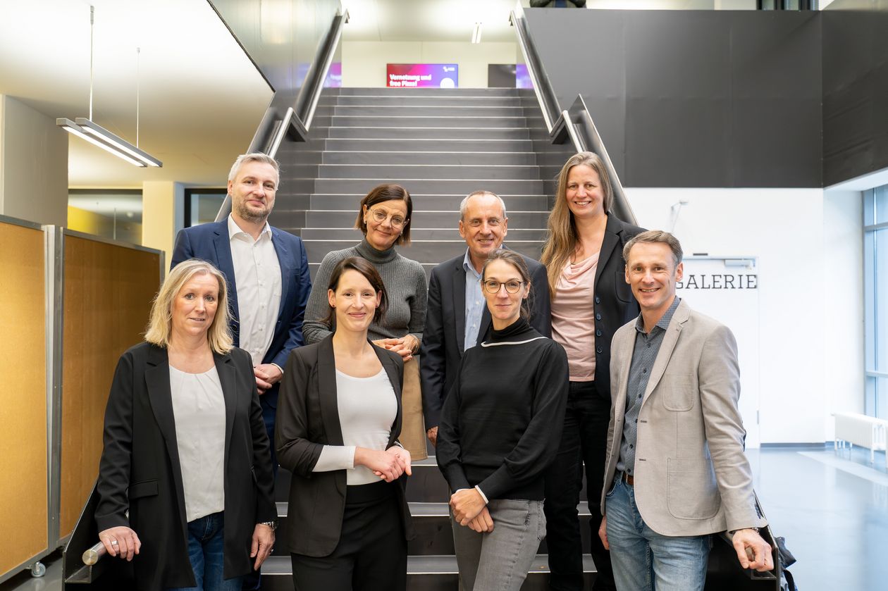 Gruppenbild mit Männern und Frauen