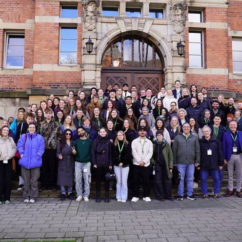 gruppenbild mit M&auml;nnern und Frauen