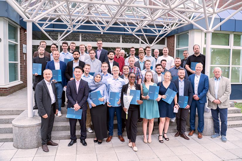Auf dem Foto sind Graduierte der Fakultät 5 vom Festakt am 20.06. zu sehen.