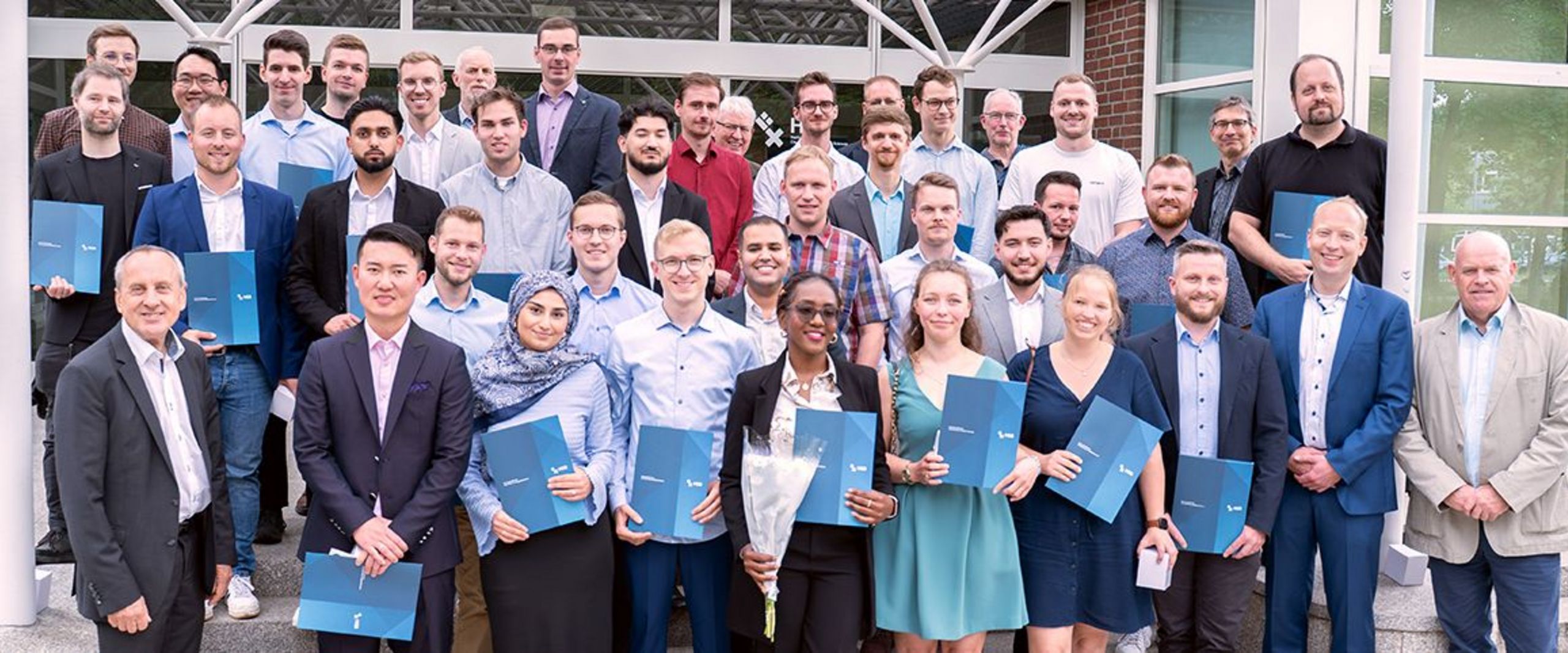 Auf dem Foto sind Graduierte der Fakultät 5 vom Festakt am 20.06. zu sehen.