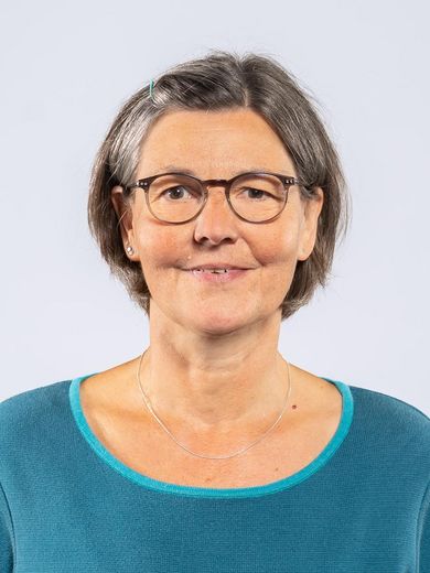 Auf dem Bild ist Katrin Torn-Leuenroth zusehen. Sie hat kinnlanges graues Haar. Sie tr&auml;gt eine Brille und einen blauen Pullover. 