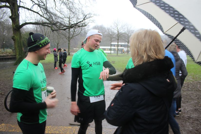 Eine Gruppe von Teilnehmern steht auf der Wegstrecke.
