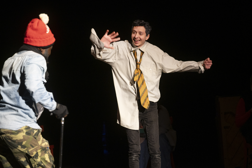 Ein HSB Studierende und ein Schauspieler stehen auf der B&uuml;hne der shakespeare company