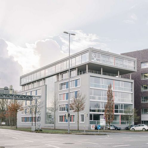 Au&szlig;enansicht des HSB-Standortes in der Hermann-K&ouml;hl-Stra&szlig;e.