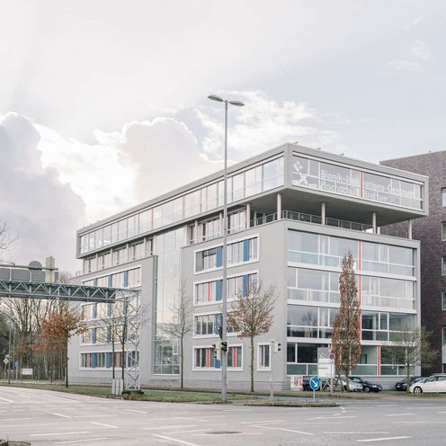 Au&szlig;enansicht des HSB-Standortes in der Hermann-K&ouml;hl-Stra&szlig;e.