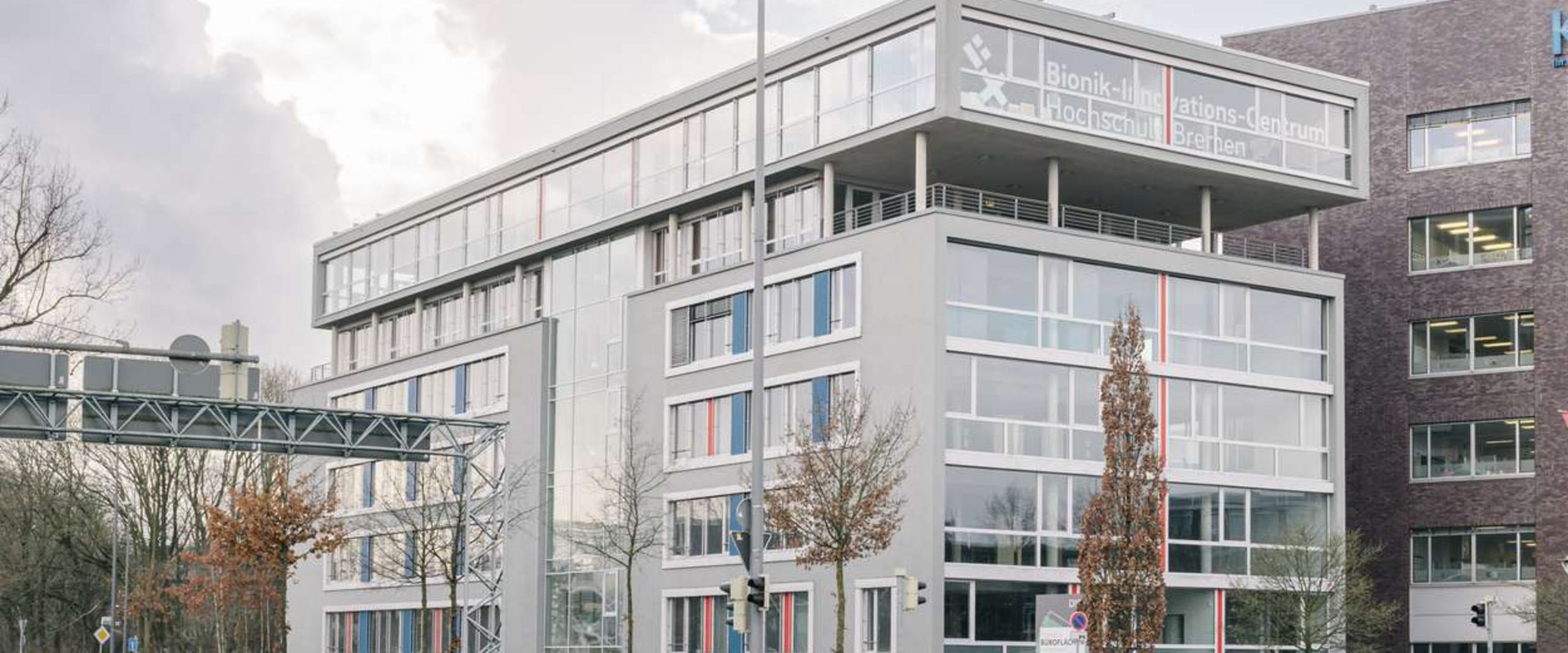 Au&szlig;enansicht des HSB-Standortes in der Hermann-K&ouml;hl-Stra&szlig;e.