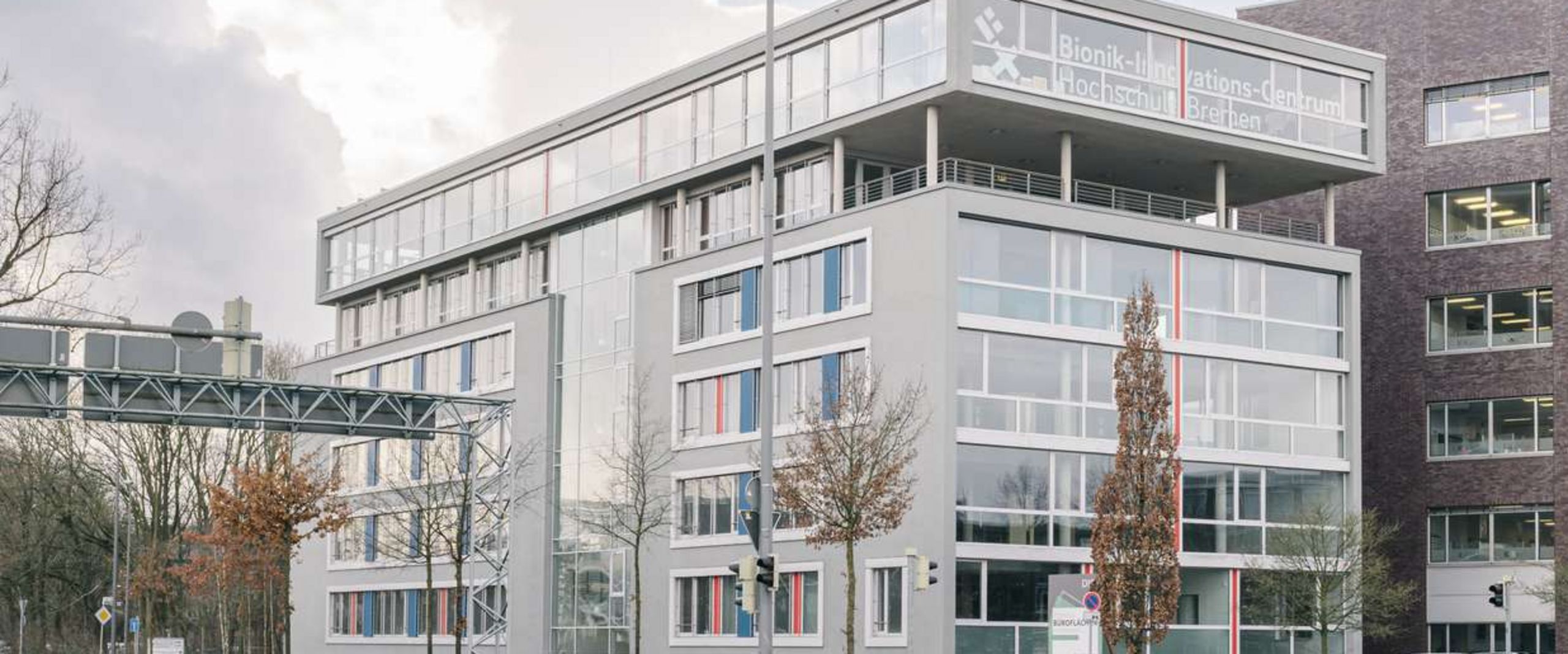 Au&szlig;enansicht des HSB-Standortes in der Hermann-K&ouml;hl-Stra&szlig;e.