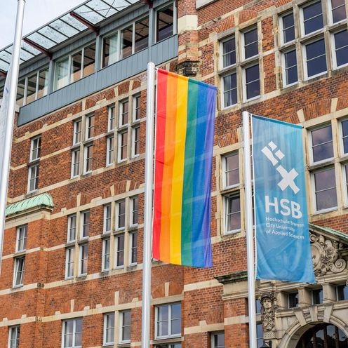 Regenbogenflagge Eine Regenbogenflagge neben der HSB-Flagge.