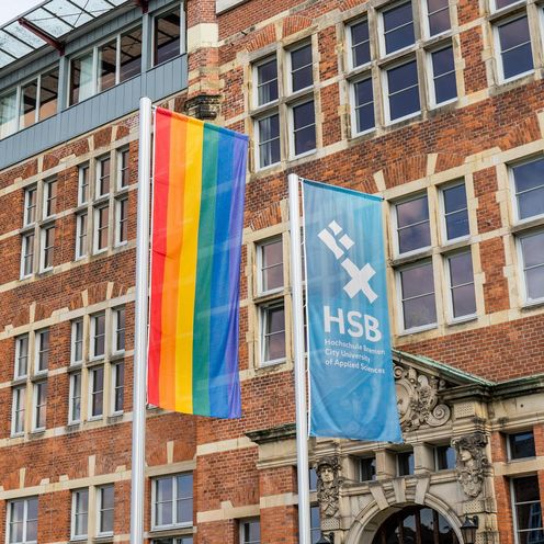 Eine Regenbogenflagge neben der HSB-Flagge.