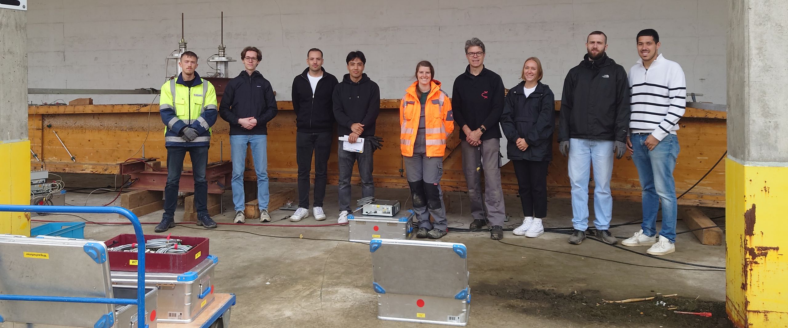 Masterstudierende Bauingenieurwesen testen Holz-Träger kontrolliert bis zum Bruch, Foto: HSB/ Prof. Dr.-Ing. Marc Gutermann