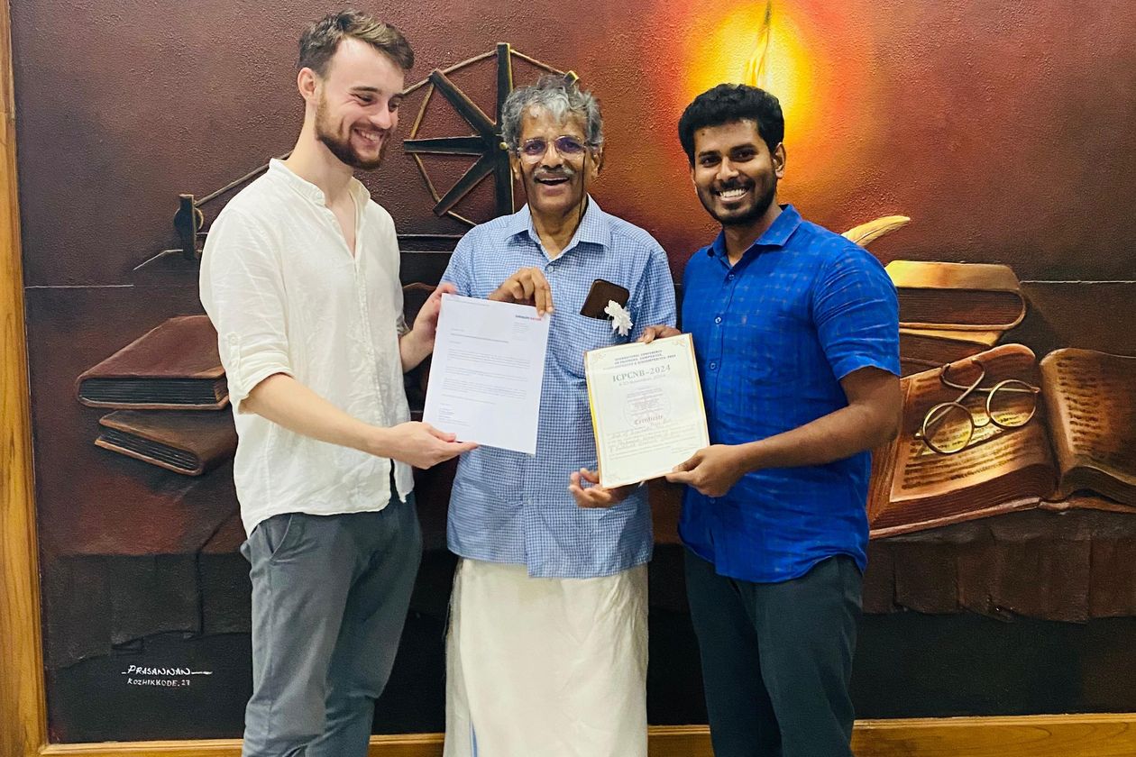 ICPCNB 2024 Auszeichnung Bioniker gruppenbild mit drei Männern, die zwei Urkunden halten.