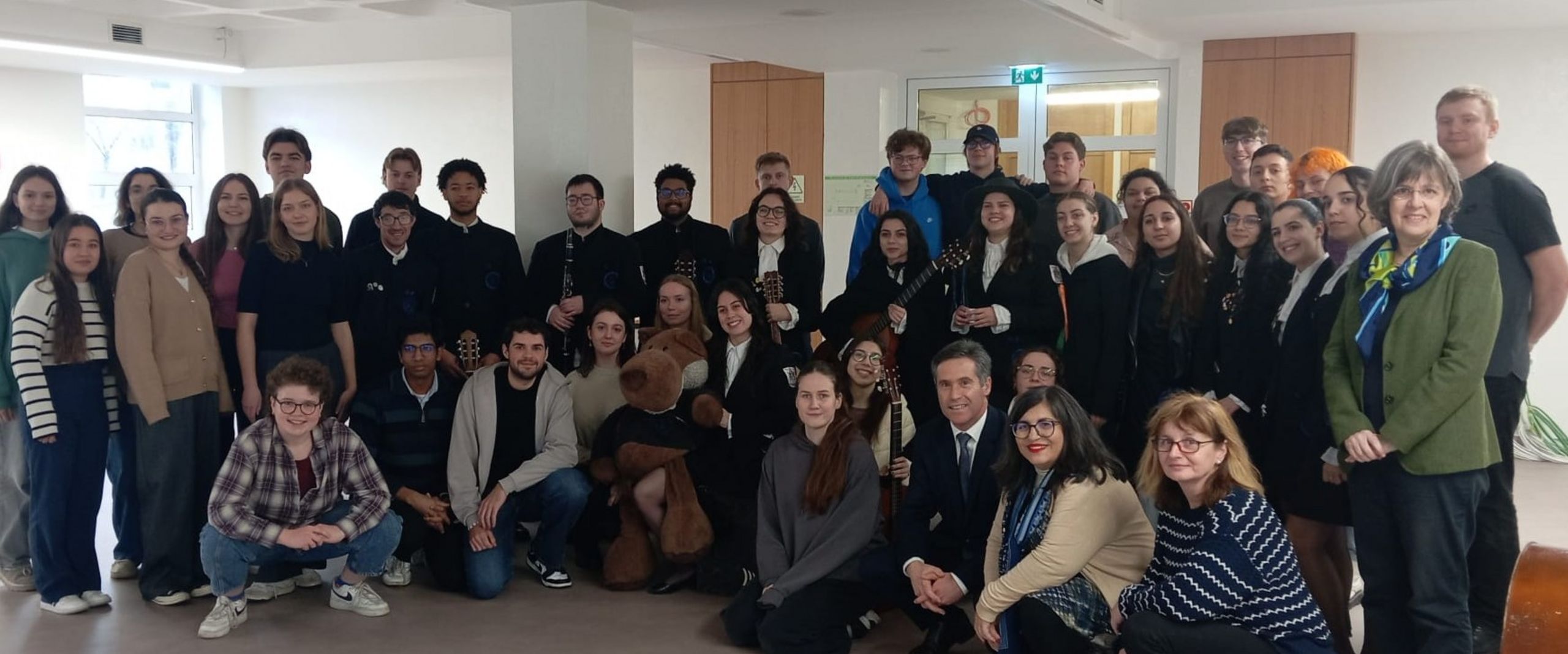 Gruppenfoto von Studierneden, Lehrenden und Band 