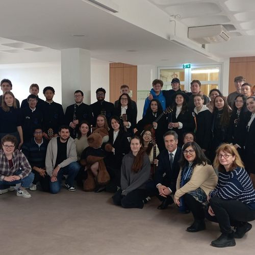 Gruppenfoto von Studierneden, Lehrenden und Band 