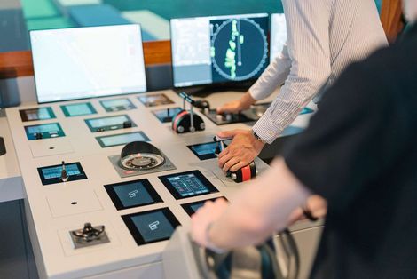 Nautikstudierende im Schiffssimulator der HSB.