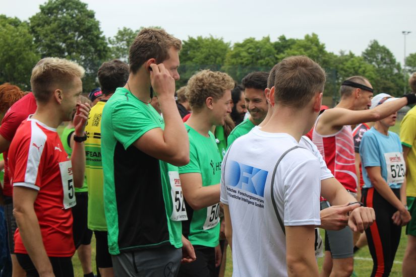 Eine Gruppe von L&auml;ufern unterh&auml;lt sich.