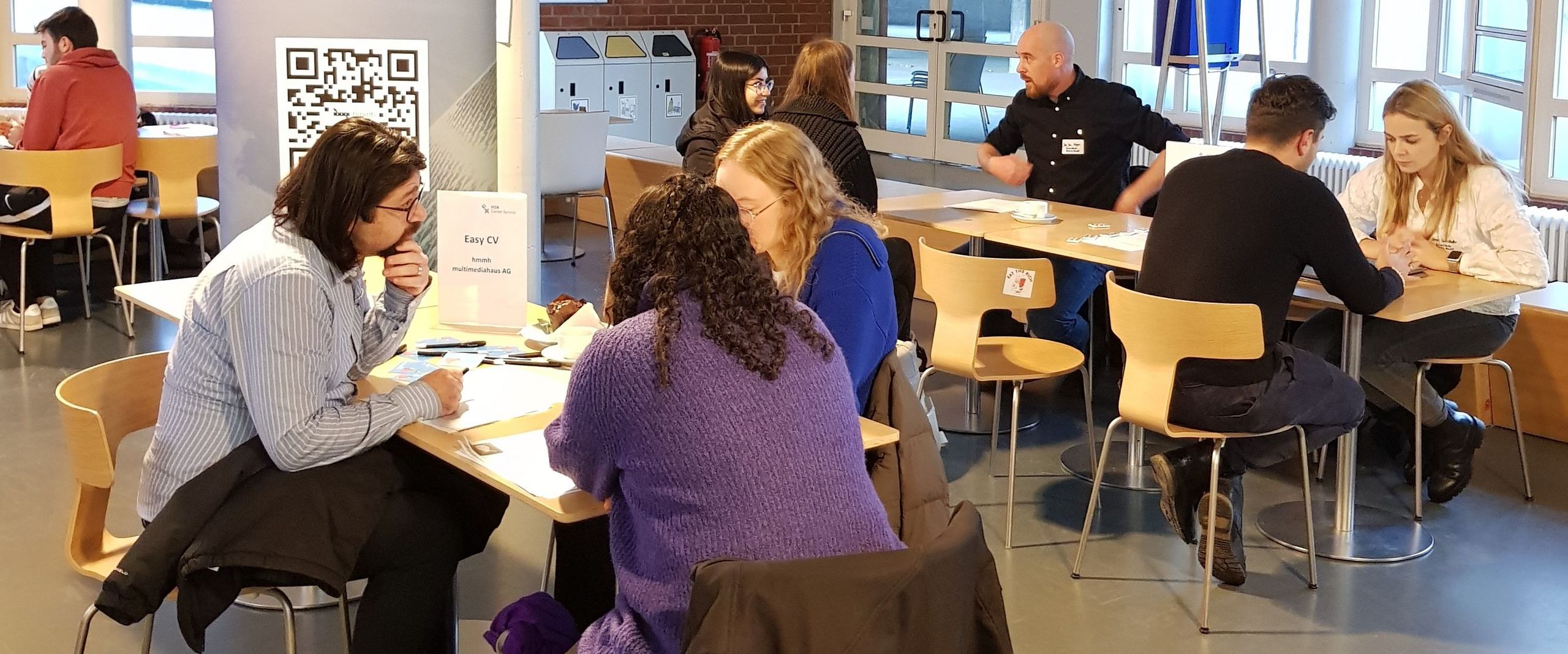 Studierende im Gespr&auml;ch mit Unternehmen