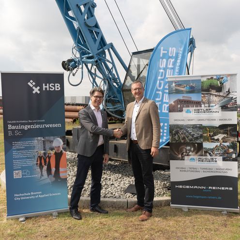 Zwei M&auml;nner stehen auf einem Feld