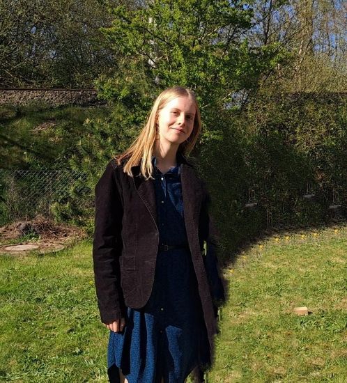 Portrait einer jungen Frau mit langen blonden Haaren