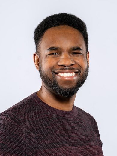 Auf dem Bild ist Frank Plummer zusehen. Er hat kurze schwarze Haare und tr&auml;gt einen Dreitagebart und ein dunkelroten Pullover. 