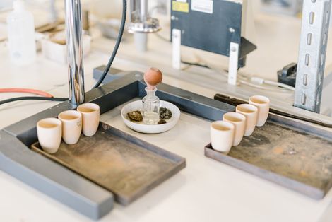 Werkzeuge auf einem Tisch.