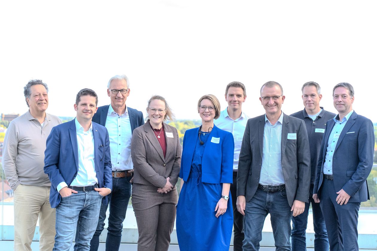 Gruppebild WWNW Abschlusskonferenz. Foto: HSB / Marina Pister Gruppebild WWNW Abschlusskonferenz: (v.l.) Philipp Metz (ErdwärmeDich Anergienetze eG), Prof. Dr. Sebastian Lehnhoff (OFFIS), Lothar Nolte (KEAN), Christine Rosinger (OFFIS), Anja Floetenmeyer-Woltmann, Oliver Feindt (wesernetz Bremen GmbH), Prof. Dr. Jürgen Knies (Hochschule Bremen), Frank Estler (swb Services GmbH), Prof. Dr. Sascha Koch (Jade Hochschule). Foto: HSB / Marina Pister