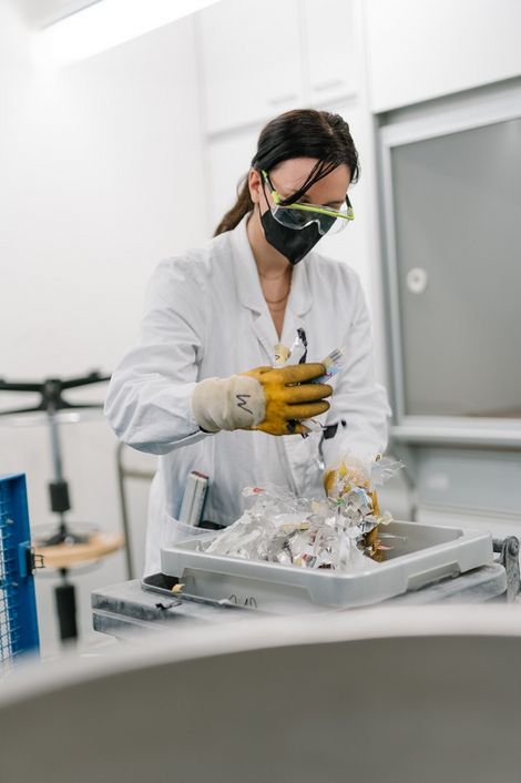 Studentin im Labor für Kreislaufwirtschaft Studentin im Labor für Kreislaufwirtschaft