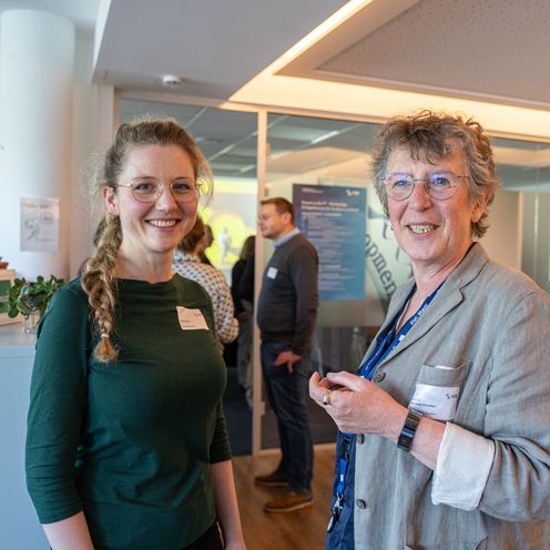 Zwei Frauen lachen in die Kamera