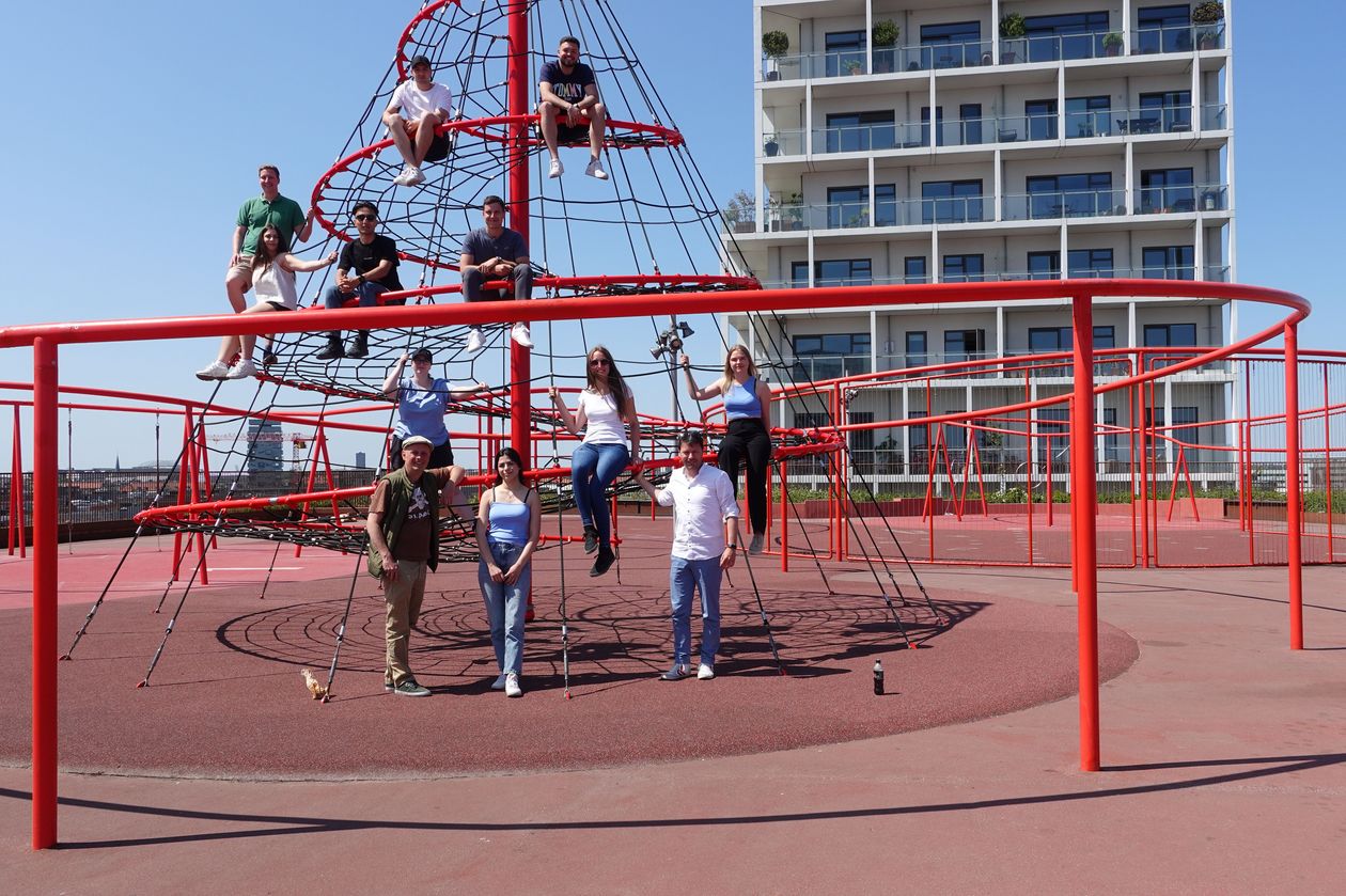 Gruppenbild der Exkursion auf einem Klettergerüst 