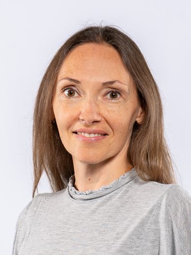 Auf dem Foto ist Natalia Grapp zusehen. Sie hat lange braune Haare und tr&auml;gt ein graues T-Shirt. 