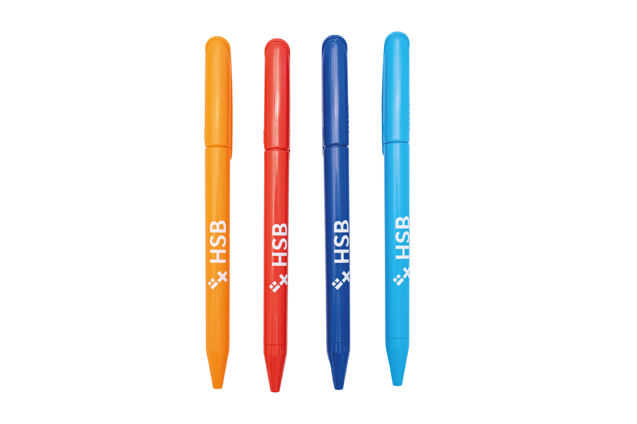 Auf dem Foto sind vier verschiedenfarbige Kugelschreiber mit HSB-Logo zusehen: In orange, rot, dunkel und hell blau.
