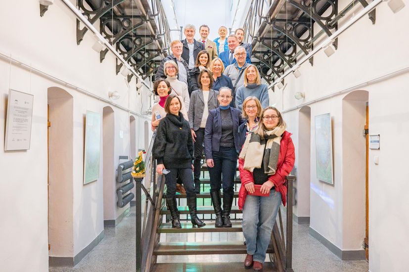 Eine Gruppe von Menschen steht auf einer Treppe