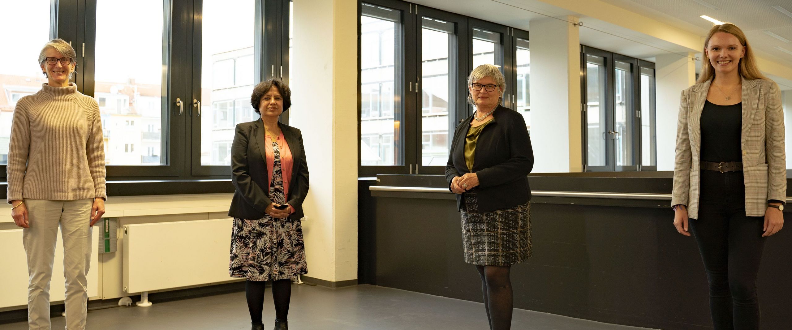 Dr. Heike Tauerschmidt (International Office), Gast-Professorin Dr. Rita Biswas, Rektorin Prof. Dr. Karin Luckey, Sara Blum (International Office). 