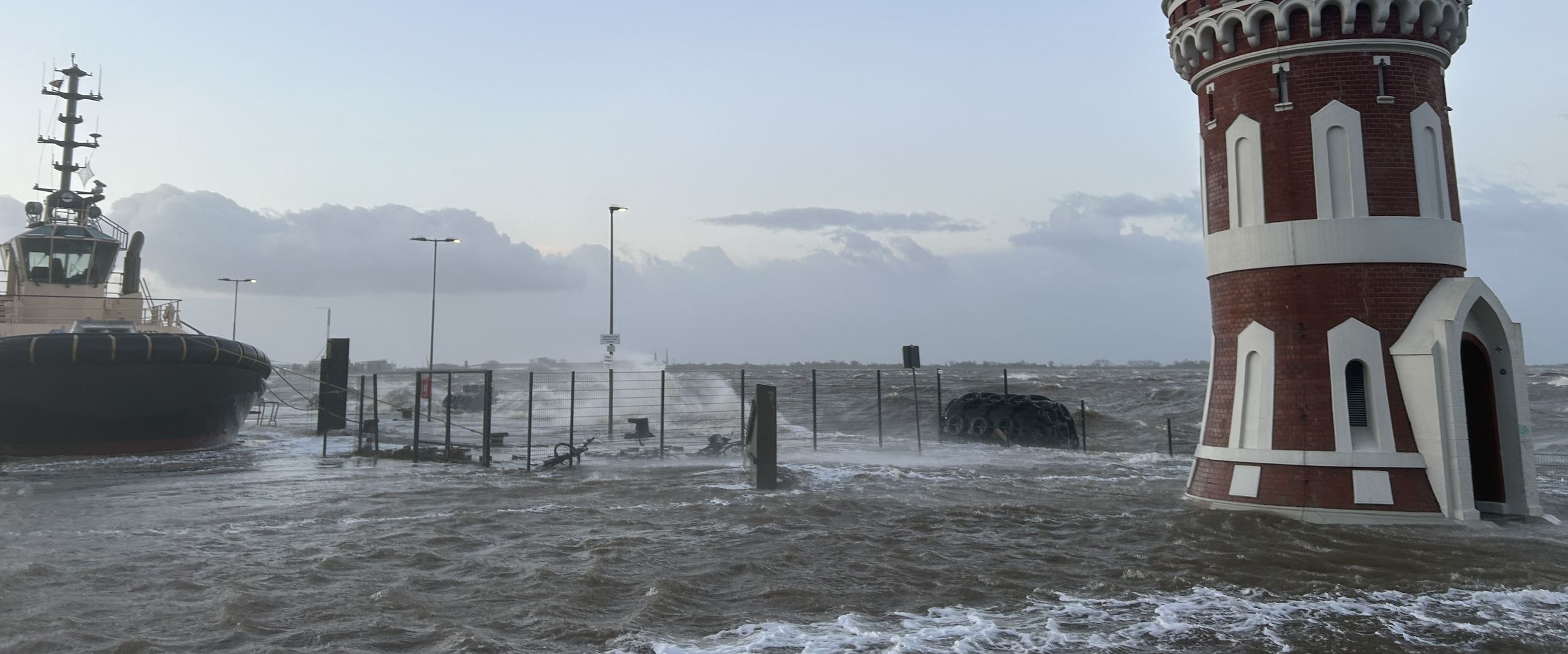 Leuchtturm und Schiff im Sturmtief Zoltan - Foto: Christian von Deetzen