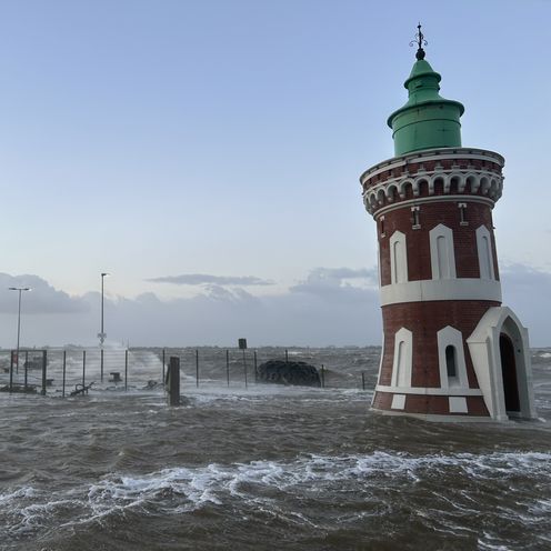 Leuchtturm und Schiff im Sturmtief Zoltan - Foto: Christian von Deetzen