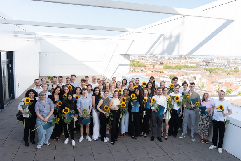 Zu sehen sind die Absolvent:innen des Studienganges Architektur B.A. auf der Dachterrasse des AB-Gebäudes, Sommersemester 2024 (Bild: Jessica Ammann)