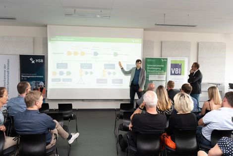 Vortrag von Valentin Koller beim Bau-Umwelt-Symposium. Foto: HSB-Sch&uuml;rkamp