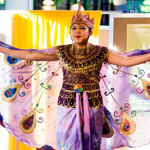 Junge Frau tanzt in einer Tracht