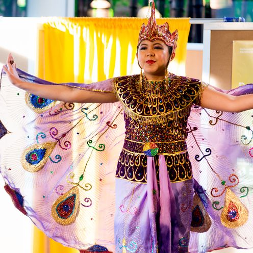 Junge Frau tanzt in einer Tracht