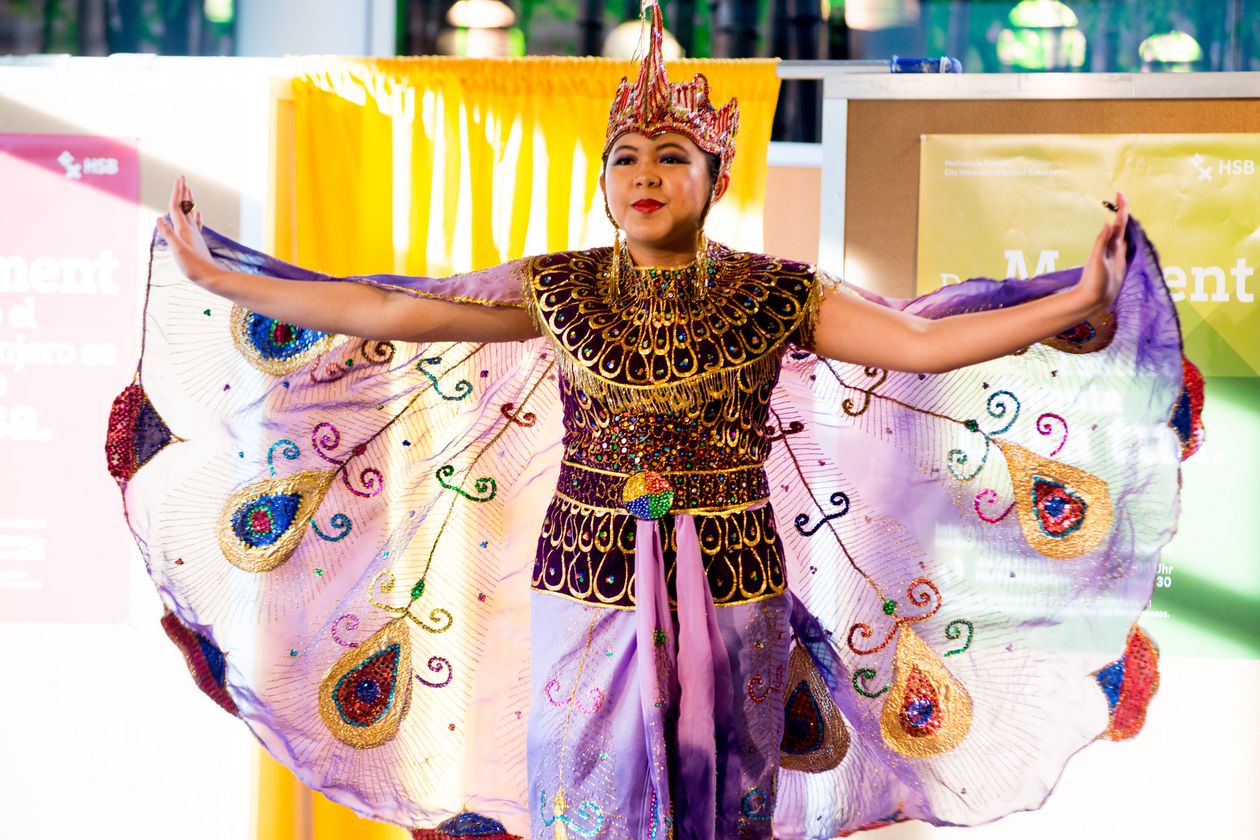 Junge Frau tanzt in einer Tracht