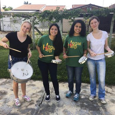 Drei Studierende mit Trommeln im Auslandssemester in Brasilien