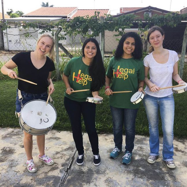 Celina W. Auslandssemester Drei Studierende mit Trommeln im Auslandssemester in Brasilien