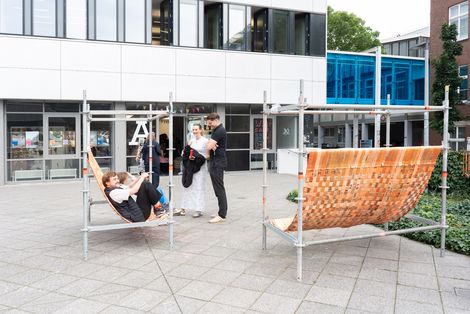 Für das WIA-Festival-Café bauen Studierende im Wahlmodul DesignBuild ein nahezu zu einhundert Prozent rückbaubares Möblierungskonzept. Foto: HSB/ B. Schürkamp