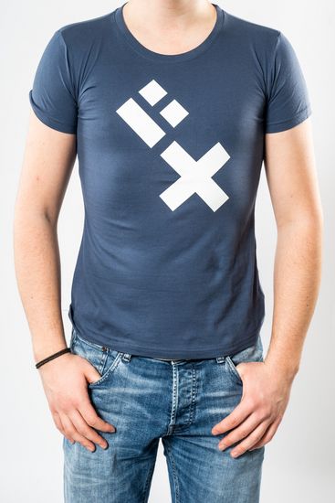Das Model trägt ein dunkelblaues T-Shirt für Herren mit dem HSB-Logo darauf.