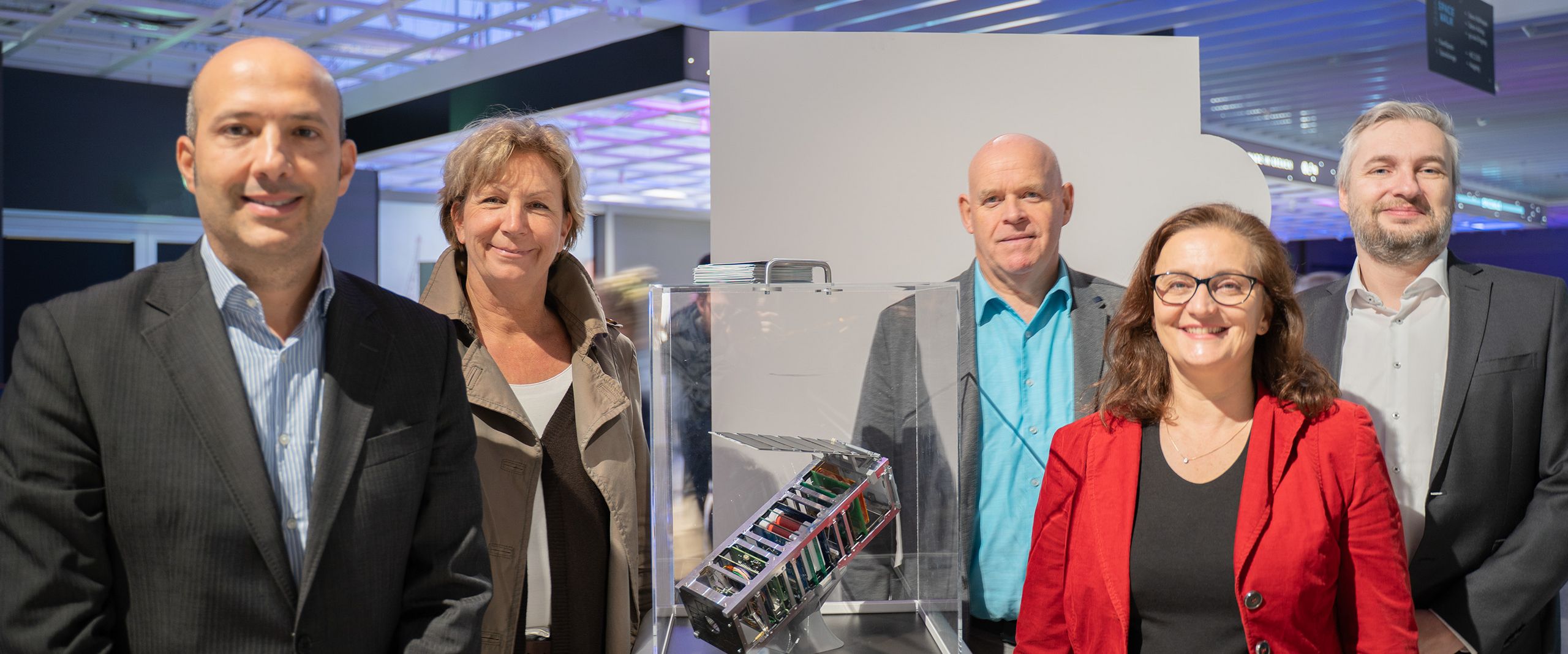 Professorinnen und Vertreter:innen der Hochschulleitung mit VIBES Satelliten 