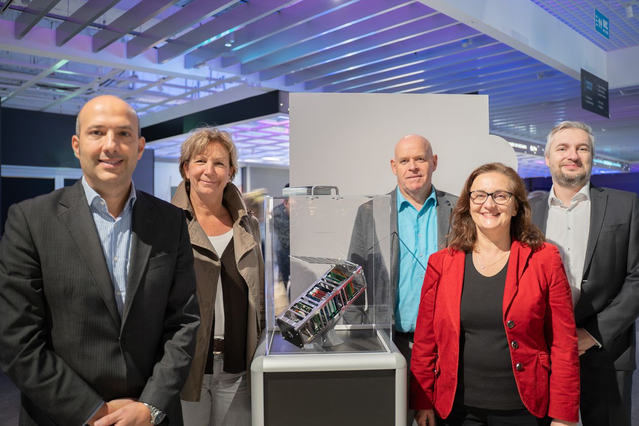 Professorinnen und Vertreter:innen der Hochschulleitung mit VIBES Satelliten 