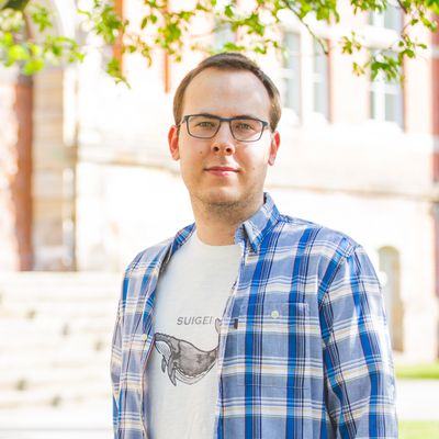 Student im Frühjar vor M-Gebäude