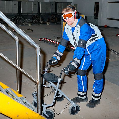 Rollator mit Aging-Suit vor Treppe im Einsatz (Foto @HSB)