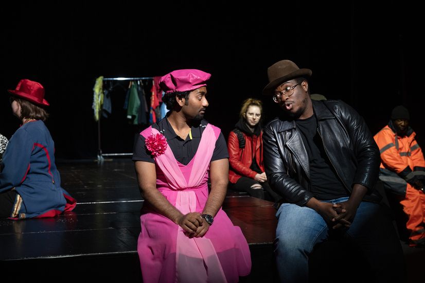 Zwei M&auml;nner sitzen auf einer B&uuml;hne. beide sind verkleidet.